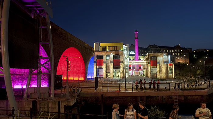 Una panorámica de la antigua fábrica de toffee iluminada con luces LED Philips