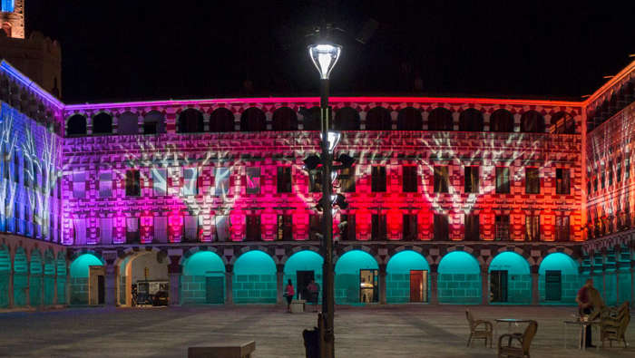 La iluminación dinámica de vanguardia hace que los edificios de Badajoz (España) destaquen 