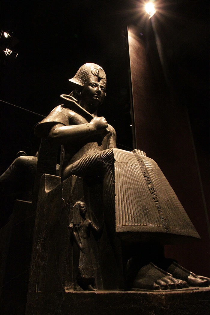 Una estatua sentada en el trono en el Museo Egipcio iluminada mediante LED de última tecnología de Philips Lighting