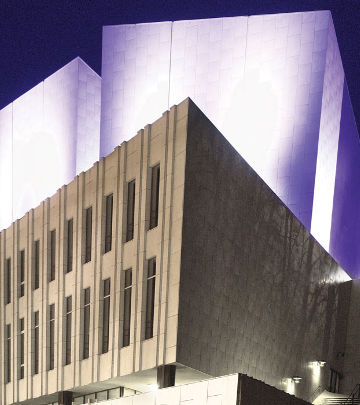Con la ayuda de la iluminación arquitectónica de Philips, la Sala Finlandia acoge ahora un magnífico despliegue de luz