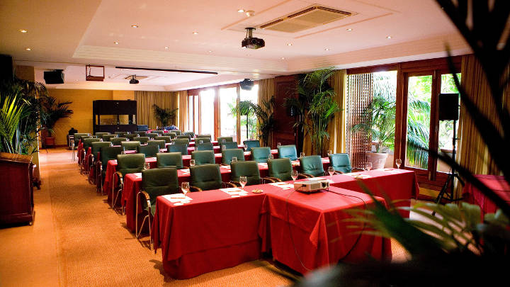 La sala de conferencias del Hotel Botánico de Tenerife alumbrada de forma brillante con focos LED de Philips
