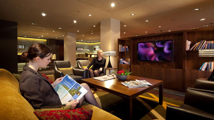 El vestíbulo del hotel Marriott de Fráncfort iluminado con luminarias LuxSpace y Spot LED 3 de Philips.