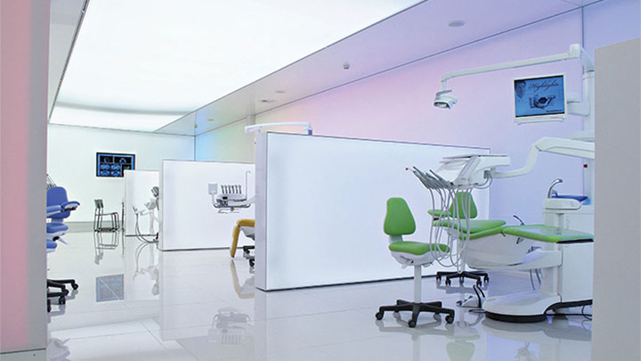 La iluminación de exposiciones de Philips, que utiliza luz de superficie, aporta un ambiente moderno y elegante a Planmeca
