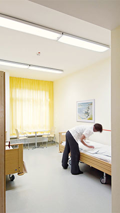 Habitación de paciente en la clínica psiquiátrica iluminada por Philips