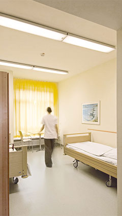 Habitación de paciente en la clínica psiquiátrica iluminada por Philips