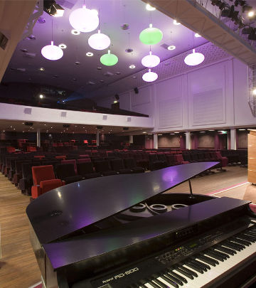 Centro de reuniones Regardz iluminado con iluminación LED para teatros de Philips