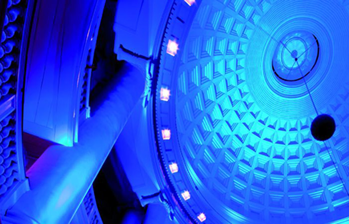 El techo, iluminado con luces decorativas de Philips, refleja una tonalidad azul en el Hotel Renaissance