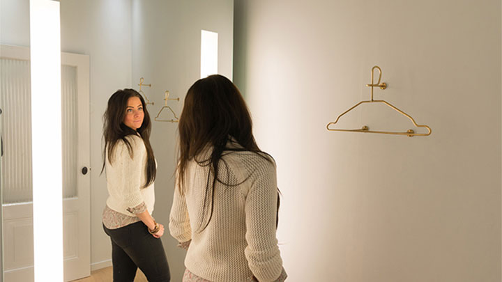 Un cliente de SuperTrash se ve reflejado en el espejo AmbiScene de Philips, con el ajuste de iluminación “Día”