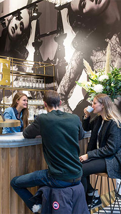 Las soluciones de iluminación de Philips alumbran la cafetería de la tienda SuperTrash de Ámsterdam