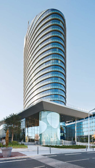 La fachada del edificio Tour Sequana, iluminado mediante soluciones de iluminación para oficinas de Philips 