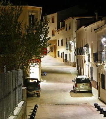Una callejuela de la ciudad de Salobre bien iluminada con alumbrado urbano Philips