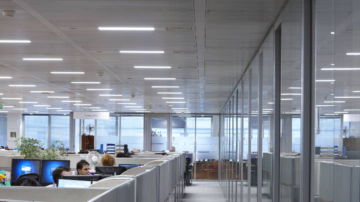 Iluminación eficaz de oficinas en planta abierta con soluciones de iluminación de Philips