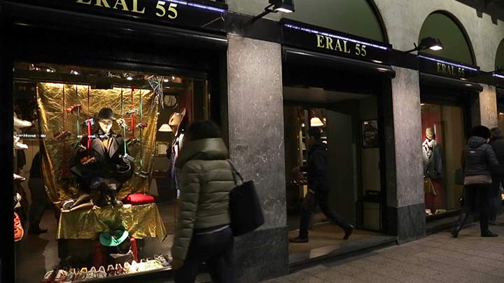 Iluminación dinámica de escaparates de la tienda de ropa para hombre Eral 55 de Milán