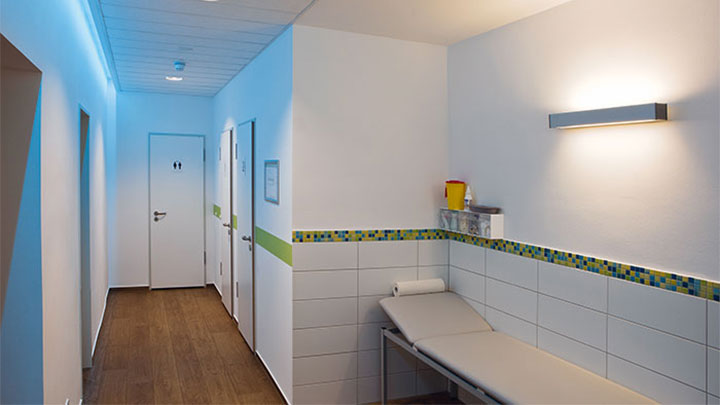 Un pasillo de la Unidad Radiológica Greifswald iluminado con soluciones de eficiencia energética de Philips 