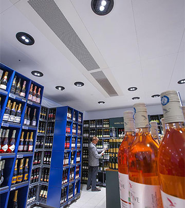 Brillo y contraste excepcional en la sección de vinos del supermercado Irma iluminado con soluciones de iluminación de Philips 