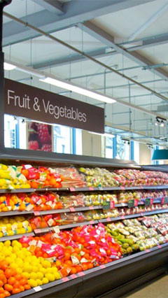 Las frutas y verduras ofrecen un aspecto fresco con la iluminación para supermercados de Philips