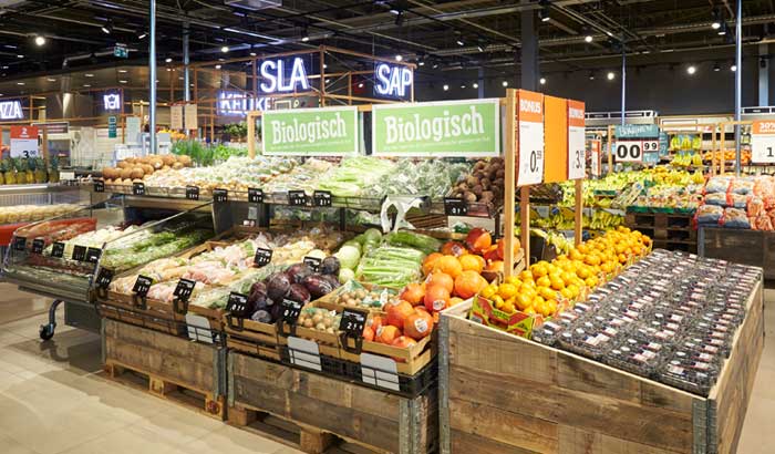 Sección repleta de frutas y verduras en un supermercado alemán de la cadena Albert Heijn