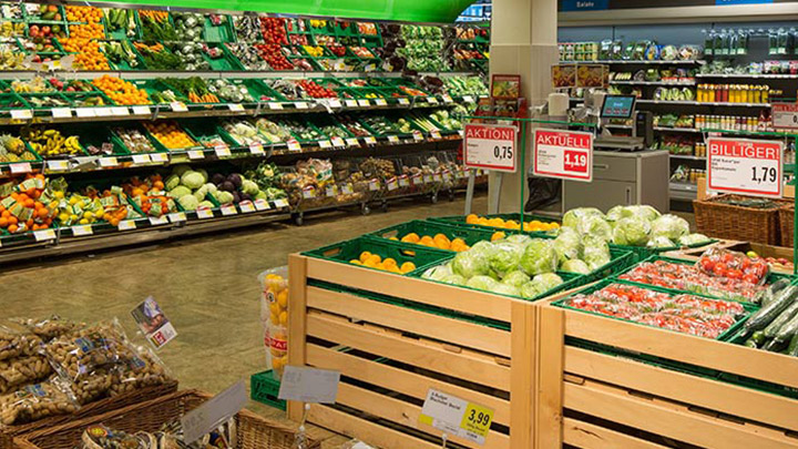 Sección repleta de frutas y verduras en un supermercado alemán - reducir el coste energético