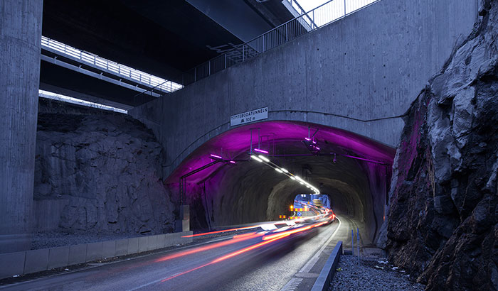 Entrada del túnel de Tomtebodatunneln en Estocolmo, Suecia