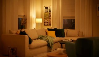"Acogedora sala de estar iluminada por una cálida iluminación LED, que muestra el ambiente hogareño energéticamente eficiente con lámparas inteligentes"